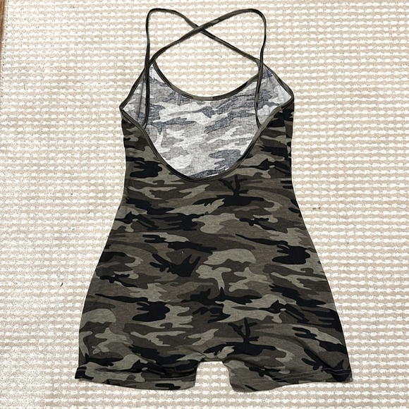 Super cute camo romper NWOT - Picture 2 of 3